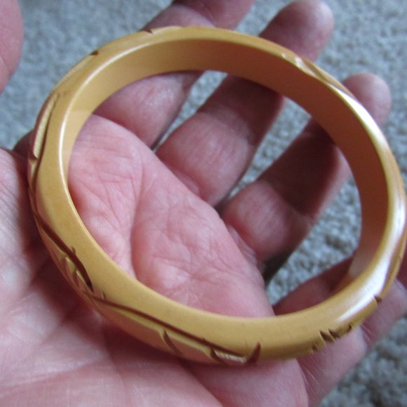 1950s Butterscotch Carved Bakelite Bangle Bracelet - Picture 4 of 4